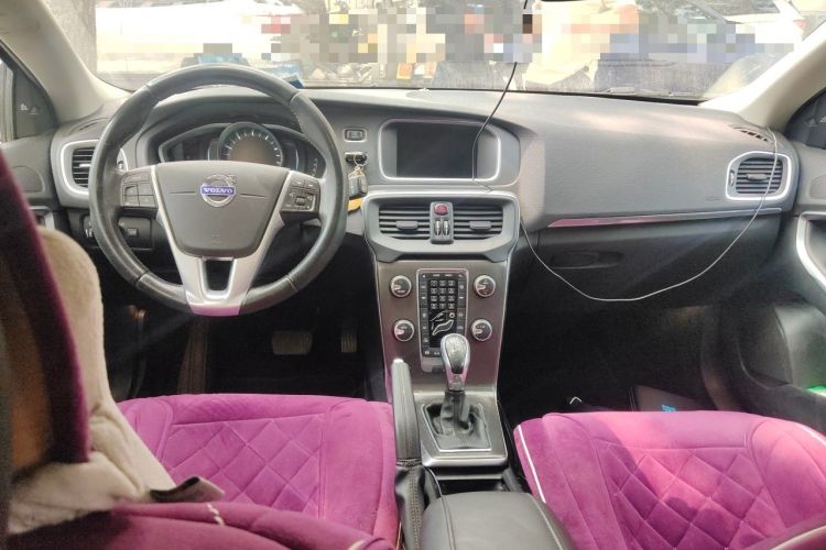 Used Volvo V40 2015 1.6T Zhiya Edition Center Console