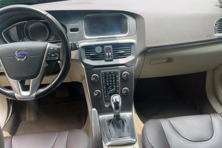Used Volvo V40 2015 1.6T Zhiyi Edition Center Console