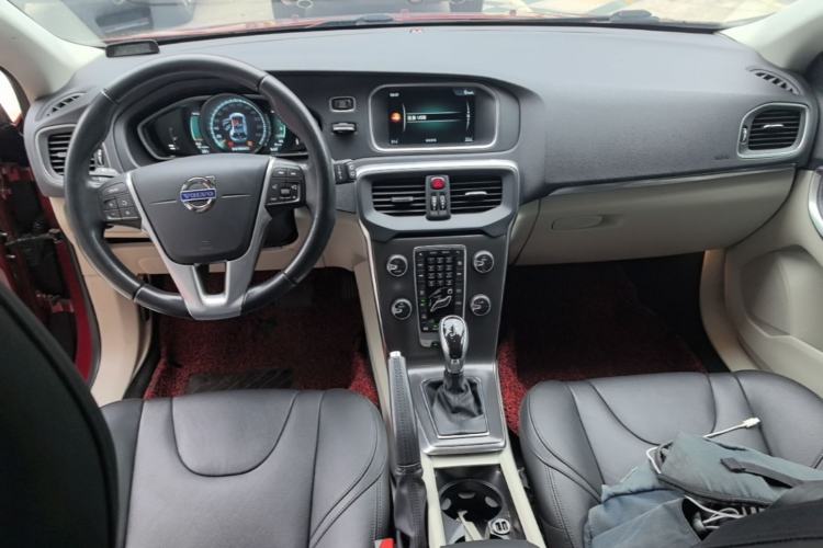 Used Volvo V40 2015 1.6T Zhiya Edition Center Console