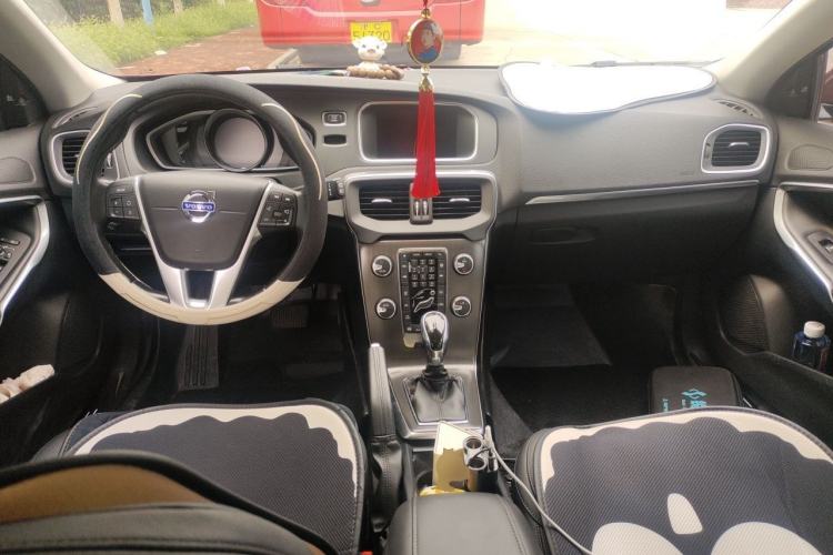 Used Volvo V40 2015 1.6T Zhiya Edition Center Console