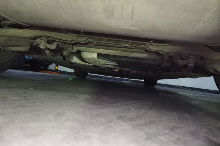 Used Volvo V40 2015 1.6T Zhiyi Edition Chassis Rear