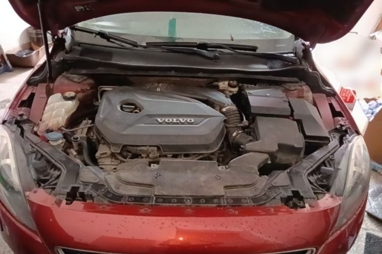 Used Volvo V40 2015 1.6T Zhiyi Edition Engine Bay