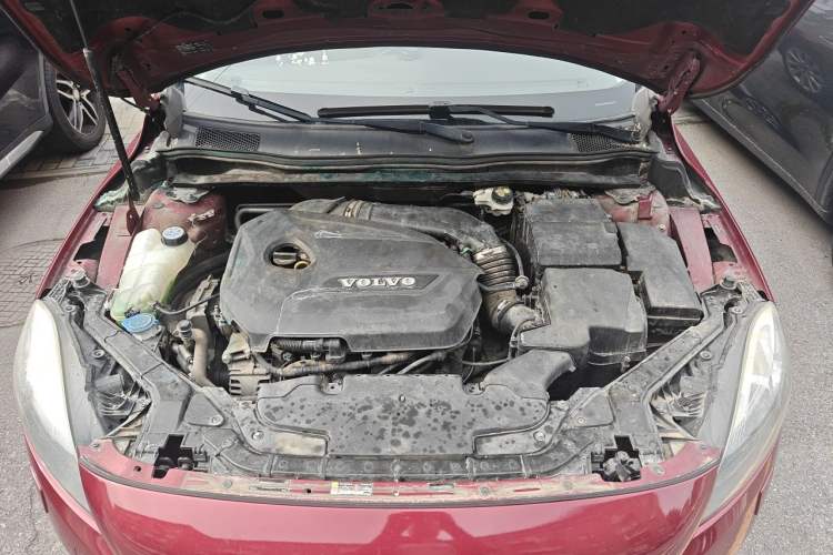 Used Volvo V40 2015 1.6T Zhiya Edition Engine Bay