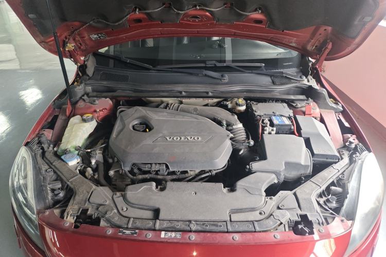 Used Volvo V40 2015 1.6T Zhiyi Edition Engine Bay