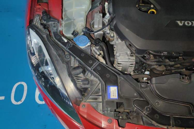 Used Volvo V40 2015 1.6T Zhiya Edition Engine Bay Right