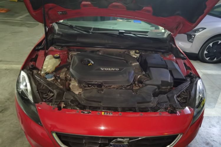 Used Volvo V40 2015 1.6T Zhiyi Edition Engine Bay