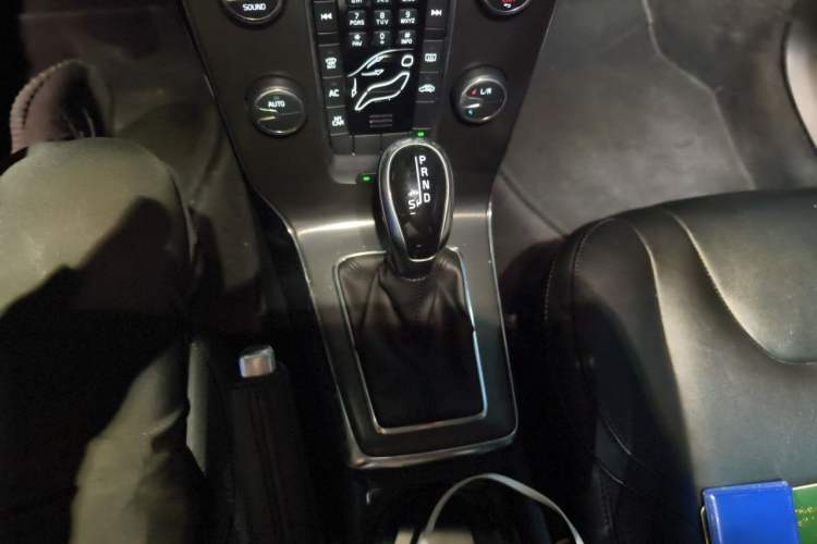 Used Volvo V40 2015 1.6T Zhiyi Edition Gear Lever