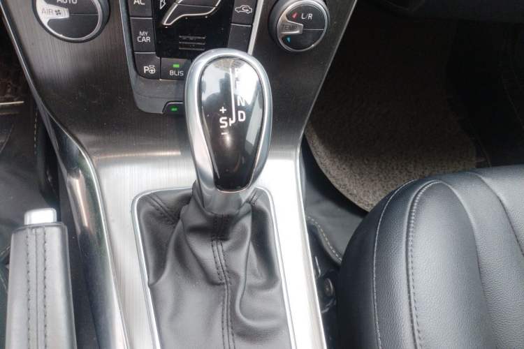 Used Volvo V40 2015 1.6T Zhiya Edition Gear Lever