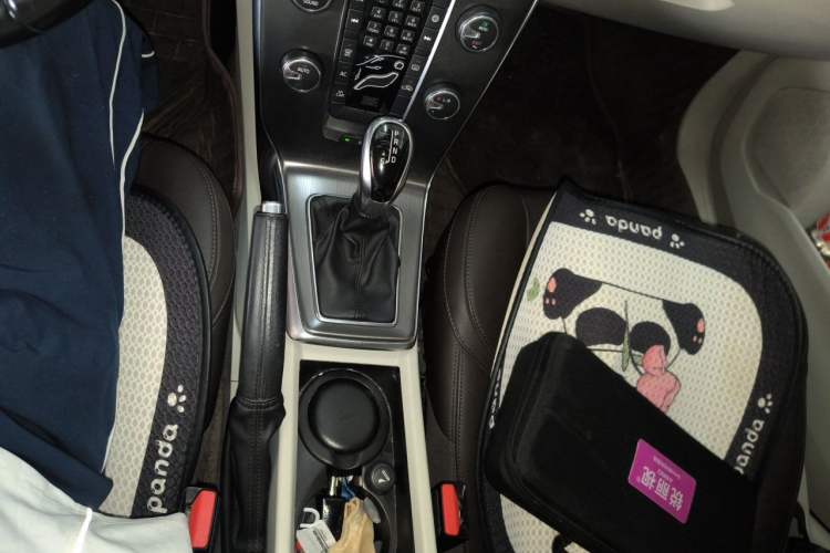 Used Volvo V40 2015 1.6T Zhiyi Edition Gear Lever