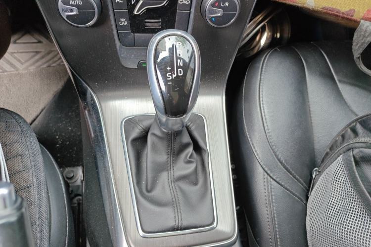 Used Volvo V40 2015 1.6T Zhiyi Edition Gear Lever