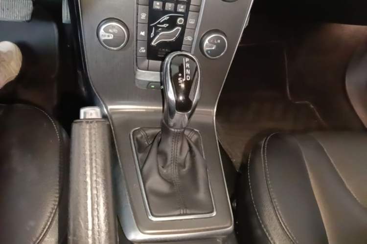 Used Volvo V40 2015 1.6T Zhiyi Edition Gear Lever