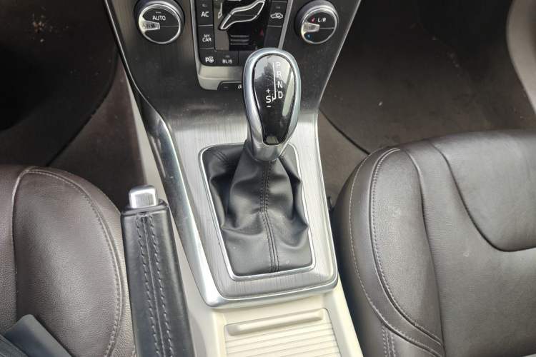 Used Volvo V40 2015 1.6T Zhiya Edition Gear Lever