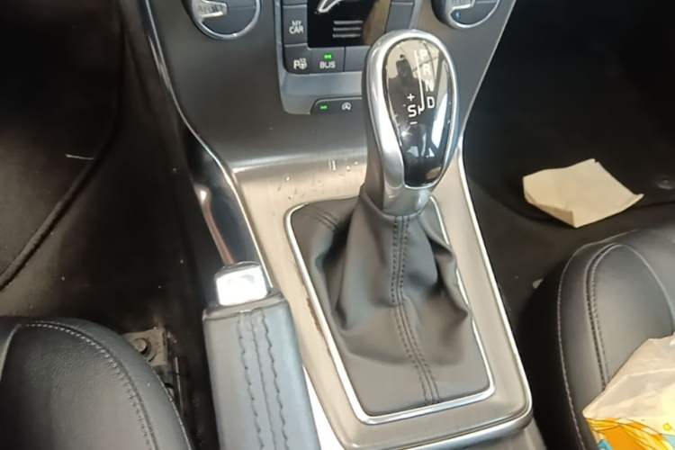 Used Volvo V40 2015 1.6T Zhiya Edition Gear Lever
