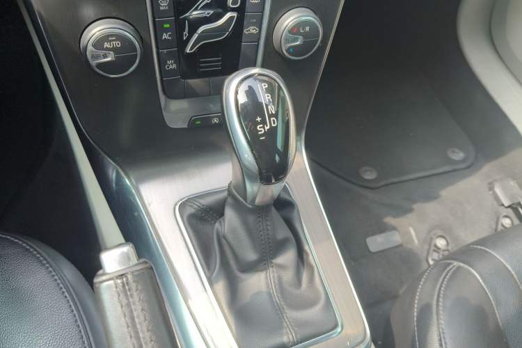 Used Volvo V40 2015 1.6T Zhiyi Edition Gear Lever