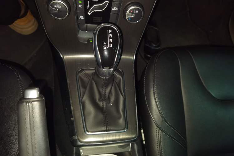 Used Volvo V40 2015 1.6T Zhiyi Edition Gear Lever