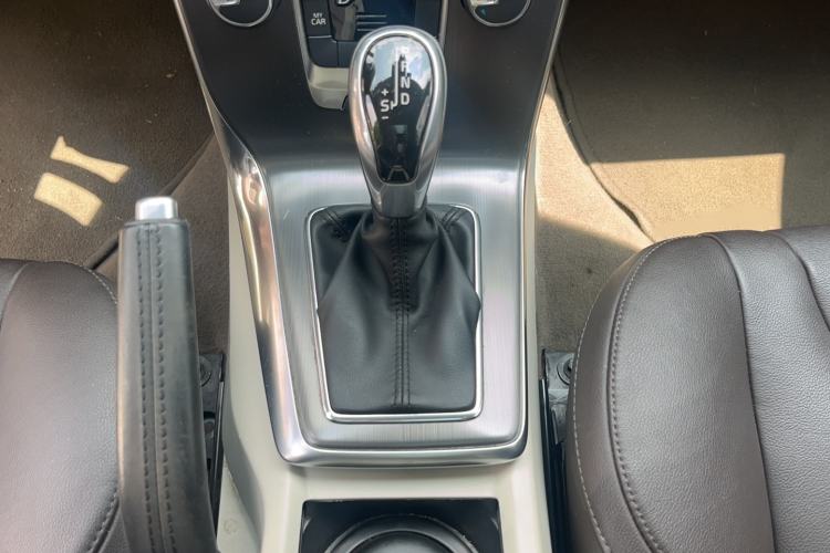 Used Volvo V40 2015 1.6T Zhiyi Edition Gear Lever