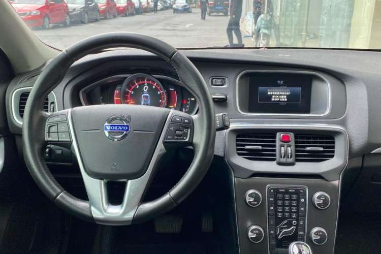 Used Volvo V40 2015 1.6T Zhiyi Edition Interior 2