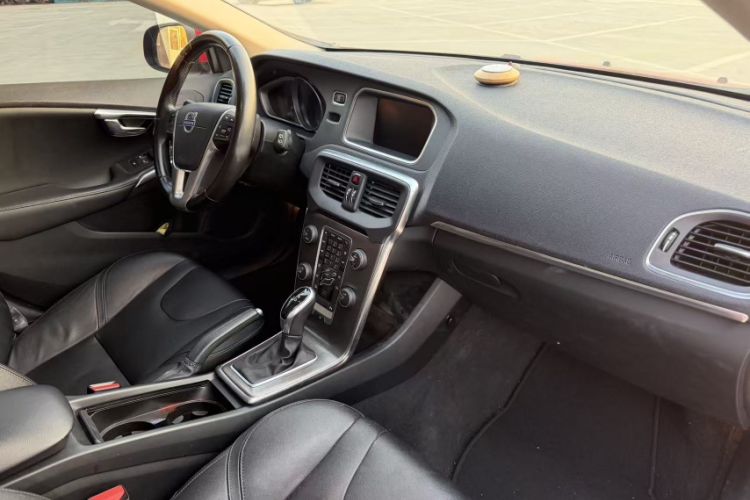 Used Volvo V40 2015 1.6T Zhiyi Edition Interior 3