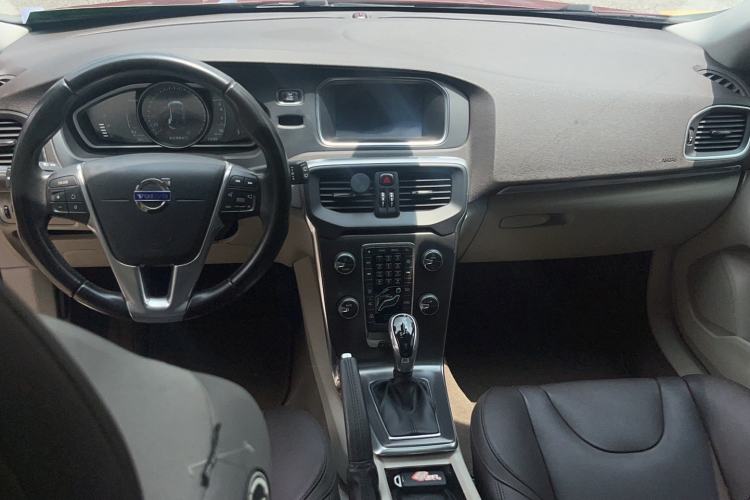 Used Volvo V40 2015 1.6T Zhiyi Edition Interior 3