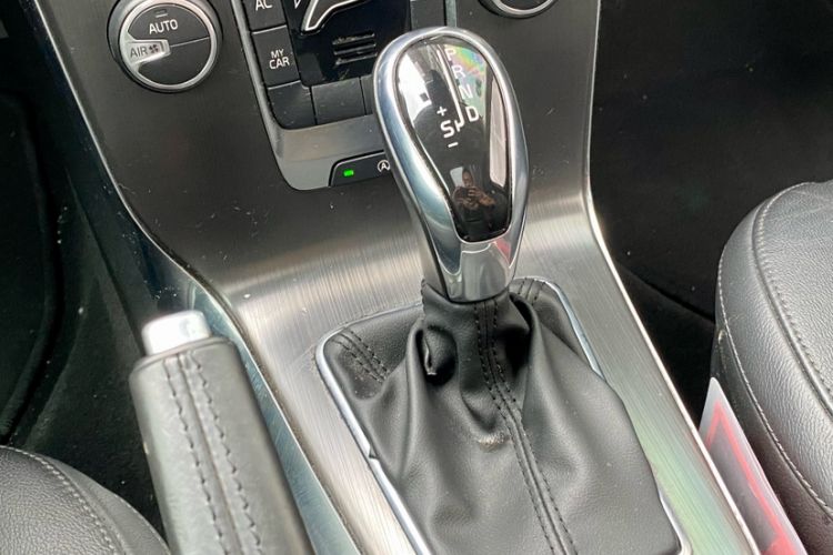 Used Volvo V40 2015 1.6T Zhiyi Edition Interior 3