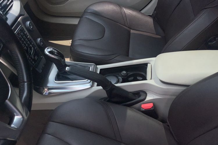 Used Volvo V40 2015 1.6T Zhiyi Edition Interior 4