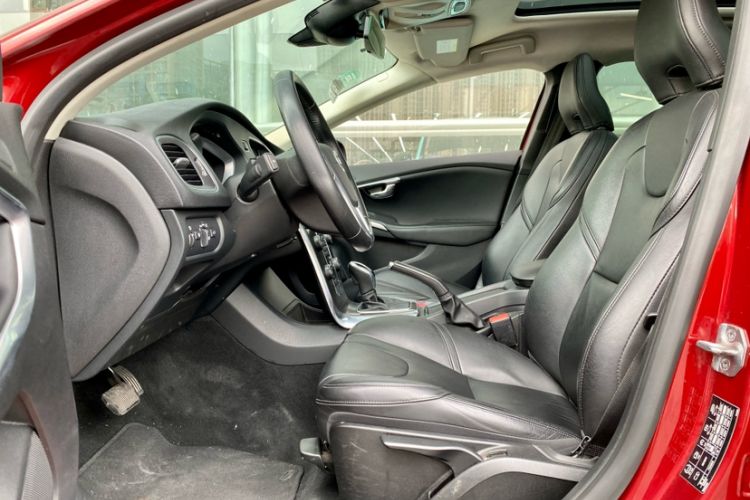 Used Volvo V40 2015 1.6T Zhiyi Edition Interior 4