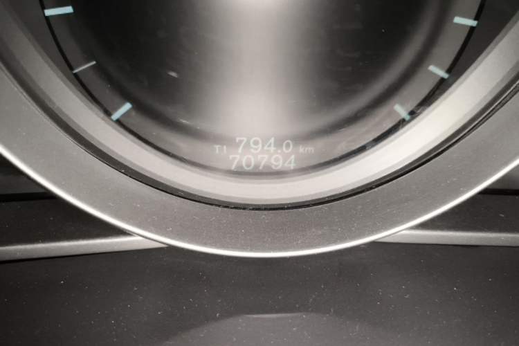 Used Volvo V40 2015 1.6T Zhiyi Edition Odometer Close Up