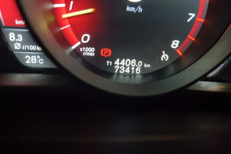 Used Volvo V40 2015 1.6T Zhiyi Edition Odometer Close Up