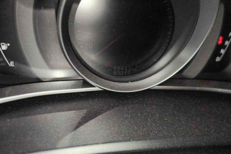 Used Volvo V40 2015 1.6T Zhiyi Edition Odometer Close Up