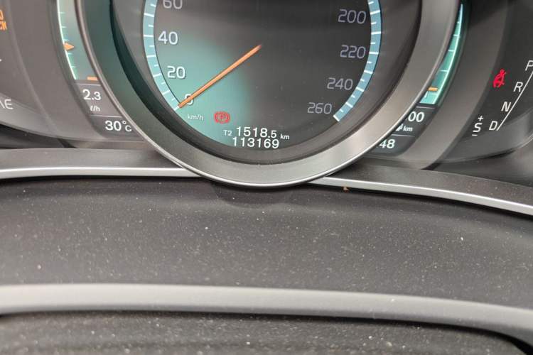 Used Volvo V40 2015 1.6T Zhiyi Edition Odometer Close Up