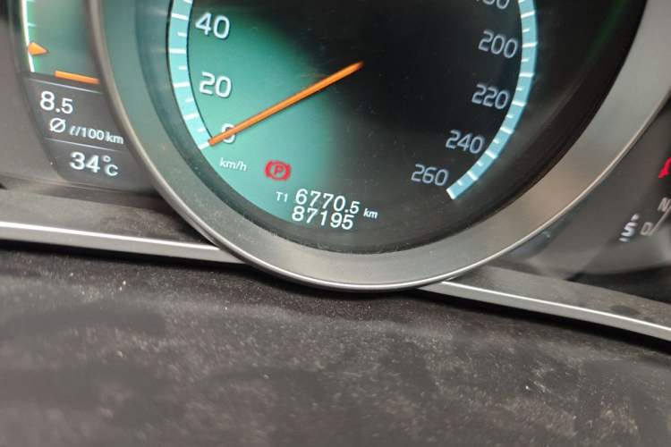 Used Volvo V40 2015 1.6T Zhiya Edition Odometer Close Up