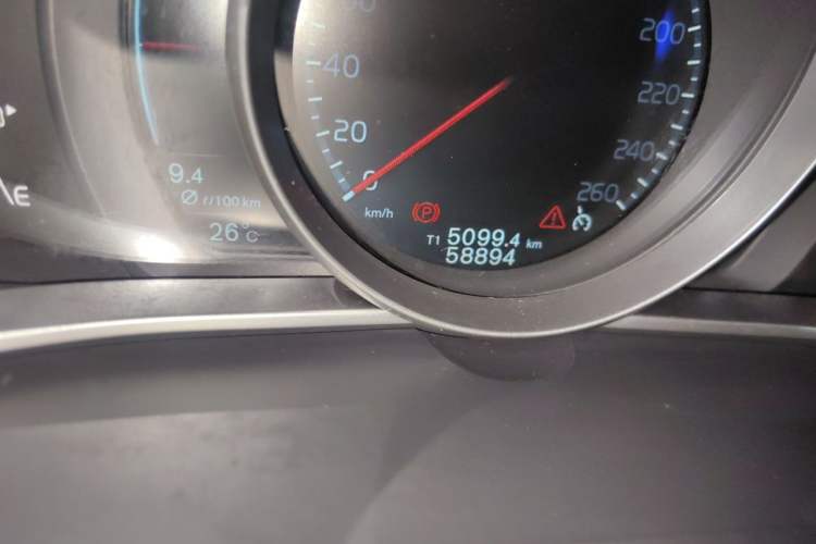 Used Volvo V40 2015 1.6T Zhiya Edition Odometer Close Up