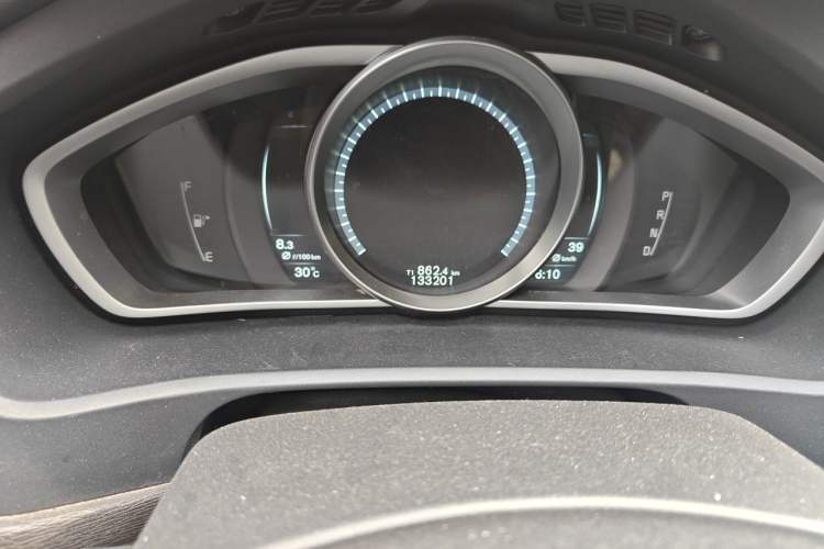Used Volvo V40 2015 1.6T Zhiya Edition Odometer Close Up