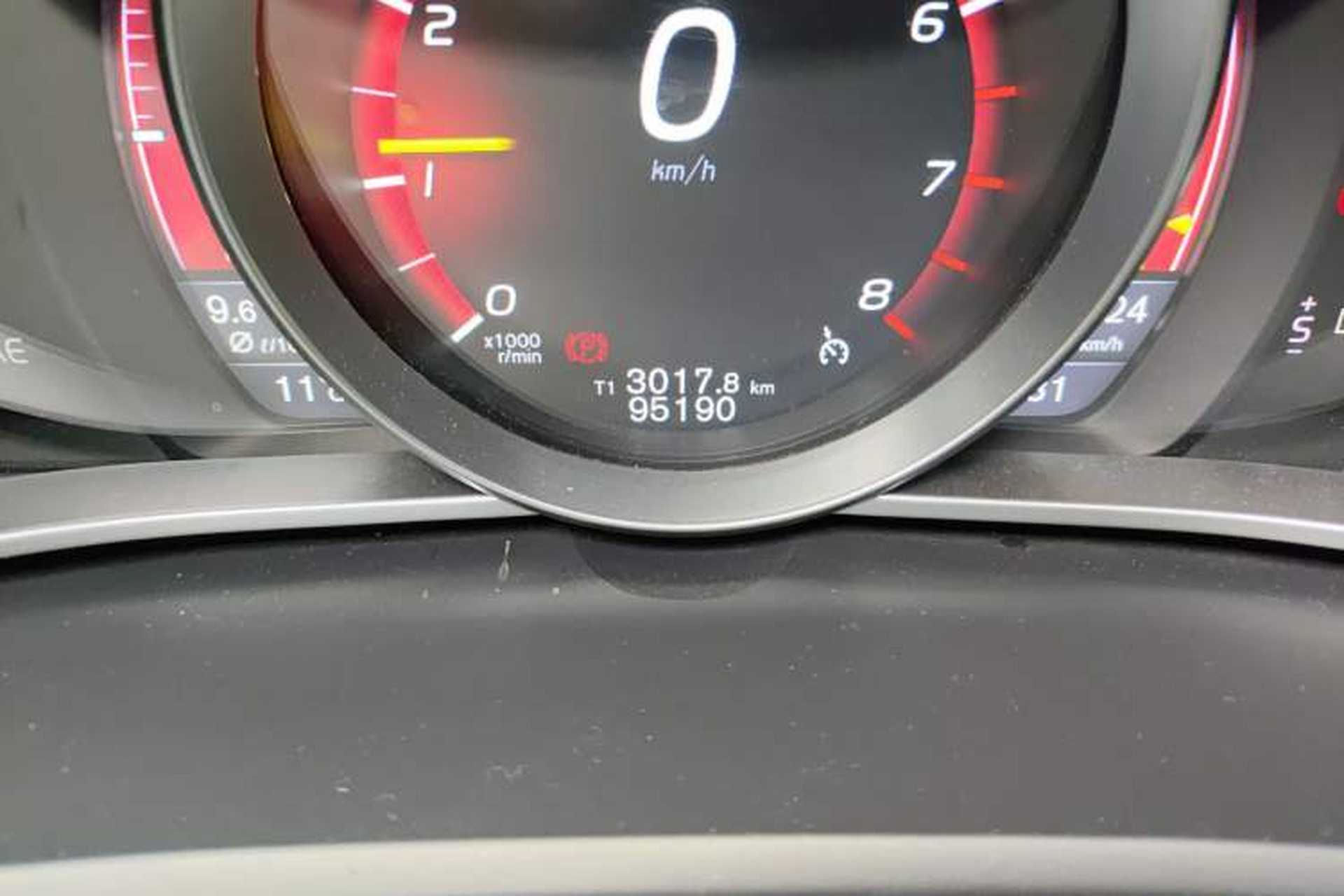 Used Volvo V40 2015 1.6T Zhiyi Edition Odometer Close Up