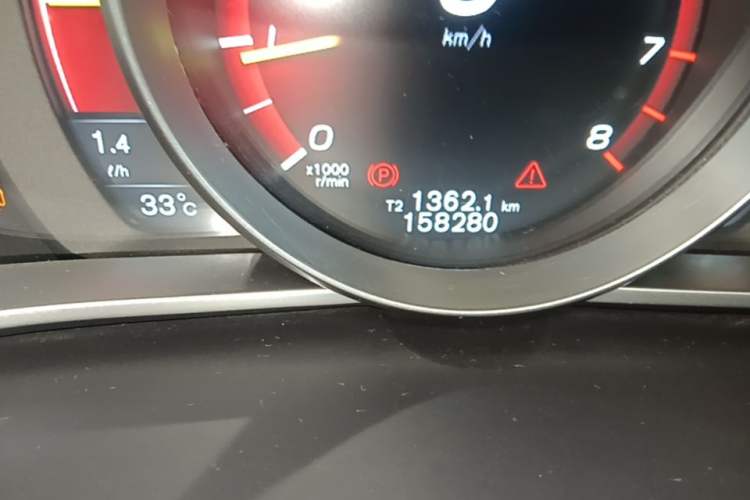 Used Volvo V40 2015 1.6T Zhiya Edition Odometer Close Up