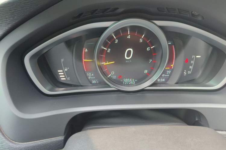 Used Volvo V40 2015 1.6T Zhiyi Edition Odometer Close Up