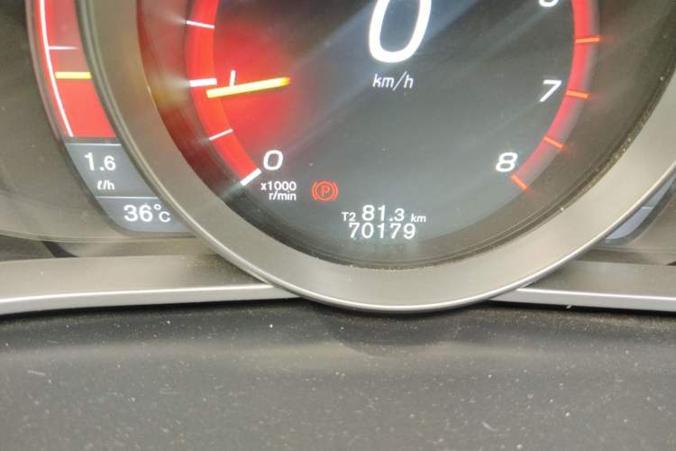 Used Volvo V40 2015 1.6T Zhiya Edition Odometer Close Up