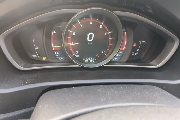Used Volvo V40 2015 1.6T Zhiyi Edition Odometer Close Up