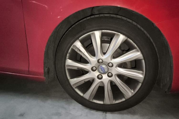 Used Volvo V40 2015 1.6T Zhiyi Edition Right Front Wheel Hub