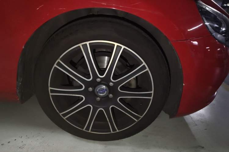 Used Volvo V40 2015 1.6T Zhiyi Edition Right Front Wheel Hub