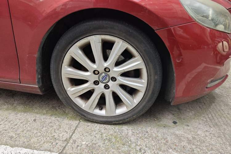 Used Volvo V40 2015 1.6T Zhiya Edition Right Front Wheel Hub