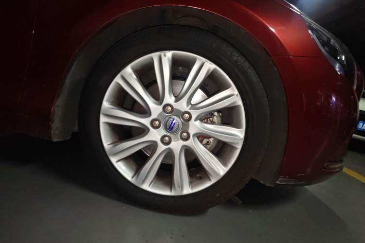 Used Volvo V40 2015 1.6T Zhiyi Edition Right Front Wheel Hub