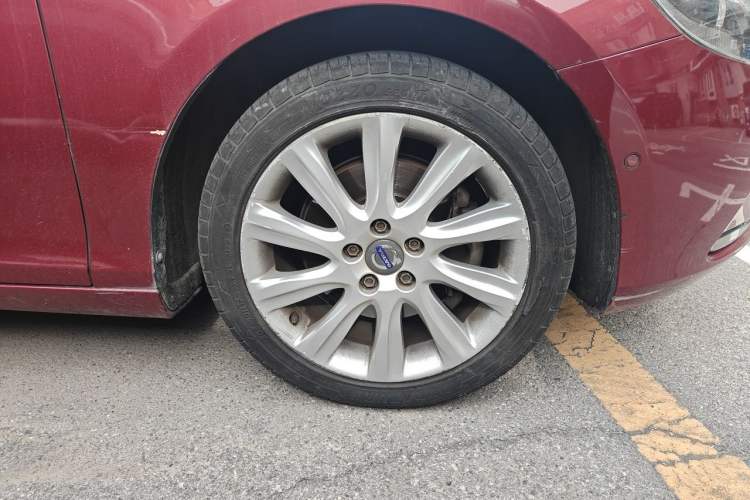 Used Volvo V40 2015 1.6T Zhiya Edition Right Front Wheel Hub