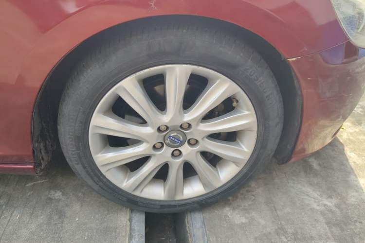 Used Volvo V40 2015 1.6T Zhiyi Edition Right Front Wheel Hub