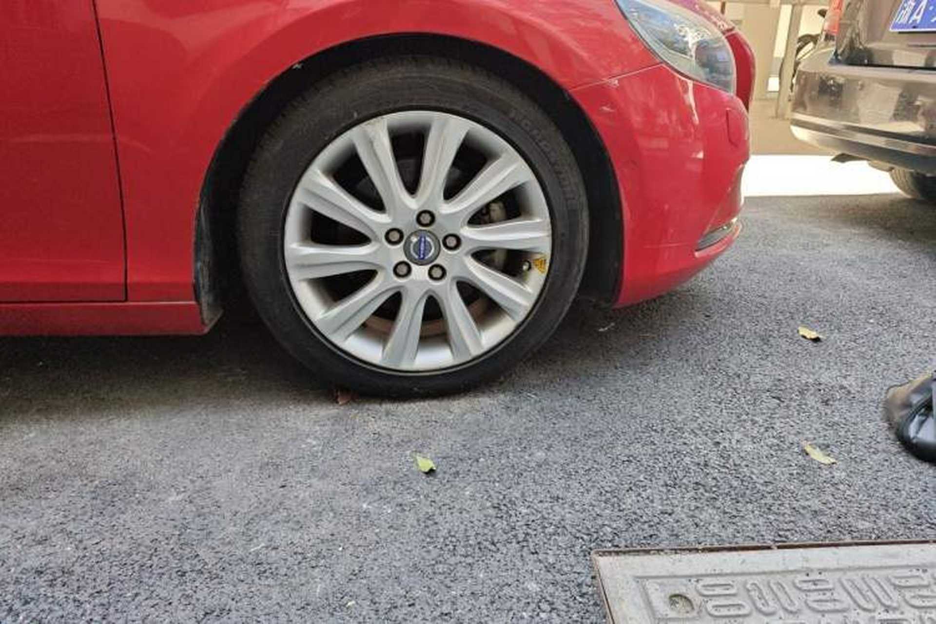 Used Volvo V40 2015 1.6T Zhiya Edition Right Front Wheel Hub