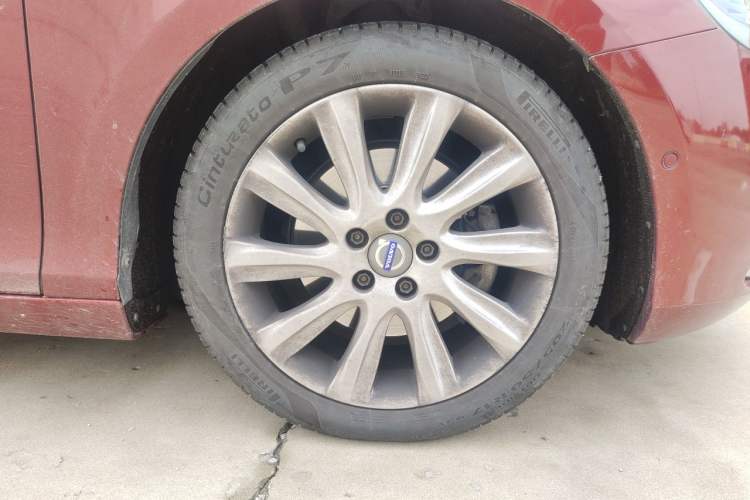 Used Volvo V40 2015 1.6T Zhiya Edition Right Front Wheel Hub