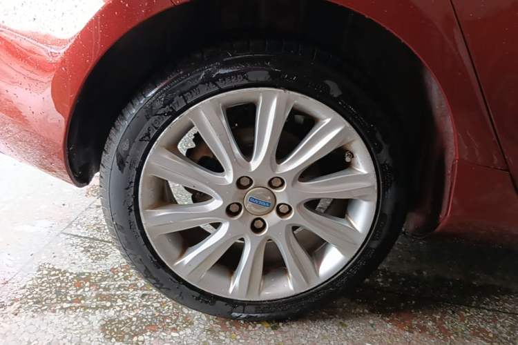 Used Volvo V40 2015 1.6T Zhiyi Edition Right Rear Wheel Hub