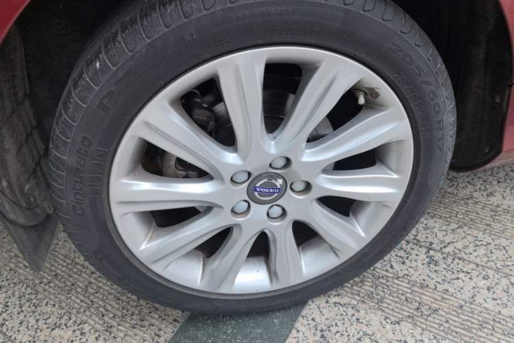 Used Volvo V40 2015 1.6T Zhiya Edition Right Rear Wheel Hub