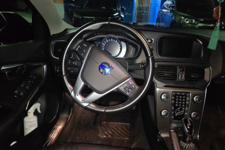 Used Volvo V40 2015 1.6T Zhiyi Edition Steering Wheel