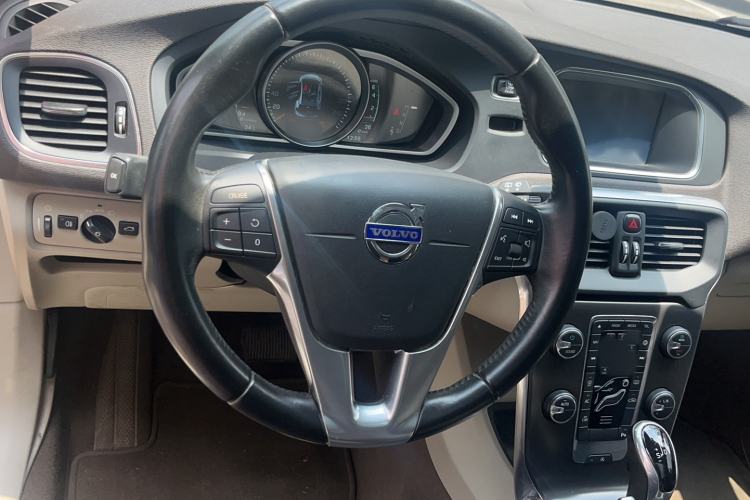 Used Volvo V40 2015 1.6T Zhiyi Edition Steering Wheel